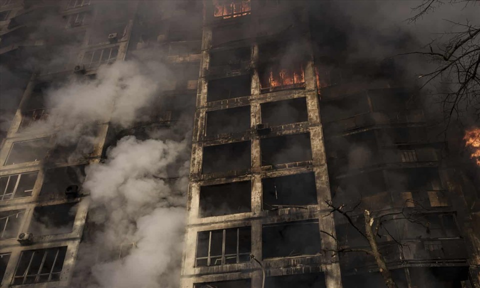 Hiện trường cháy chung cư ở thủ đô Kiev. Ảnh: AFP