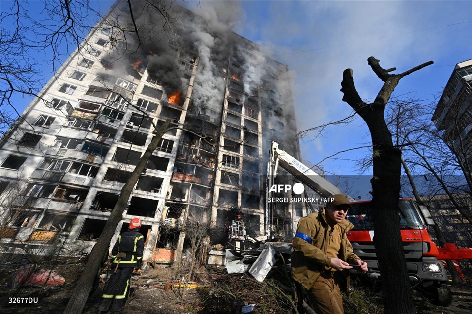 Hiện trường cháy chung cư ở thủ đô Kiev. Ảnh: AFP