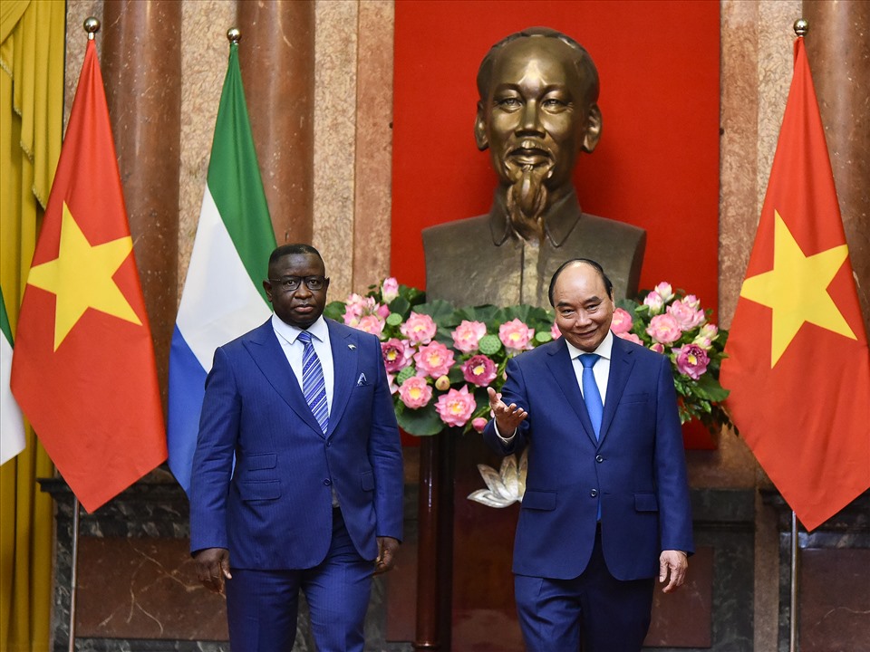 Chuyến thăm chính thức Việt Nam của Tổng thống nước Cộng hòa Sierra Leone Julius Maada Bio và Phu nhân là hoạt động trao đổi đoàn cấp nguyên thủ đầu tiên của hai nước. Ảnh: Nhật Hạ