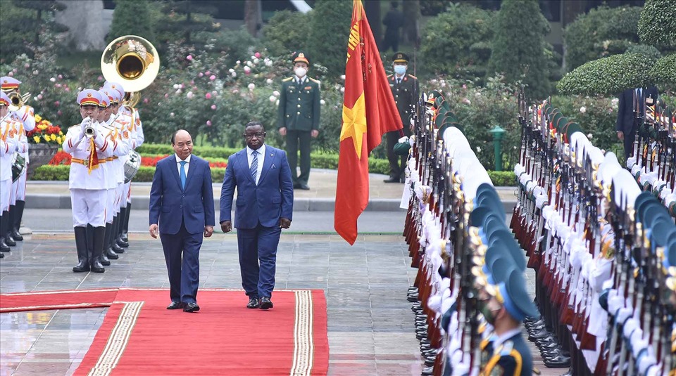 Chuyến thăm chính thức Việt Nam của Tổng thống Sierra Leone và phu nhân diễn ra theo lời mời của Chủ tịch nước Nguyễn Xuân Phúc và phu nhân. Ảnh: Nhật Hạ