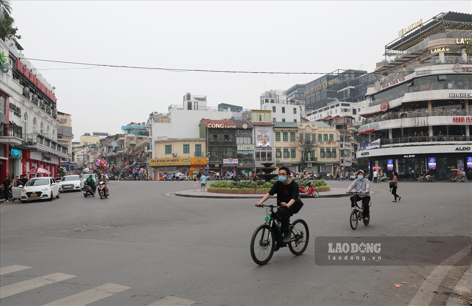 Từ hôm nay, khách du lịch quốc tế có thể đến Việt Nam thông qua đường bộ, đường biển, đường hàng không. Quy định nhập cảnh dựa trên hướng dẫn mới nhất của Bộ Y tế, áp dụng chung cho mọi đối tượng, không có quy định riêng cho khách du lịch.