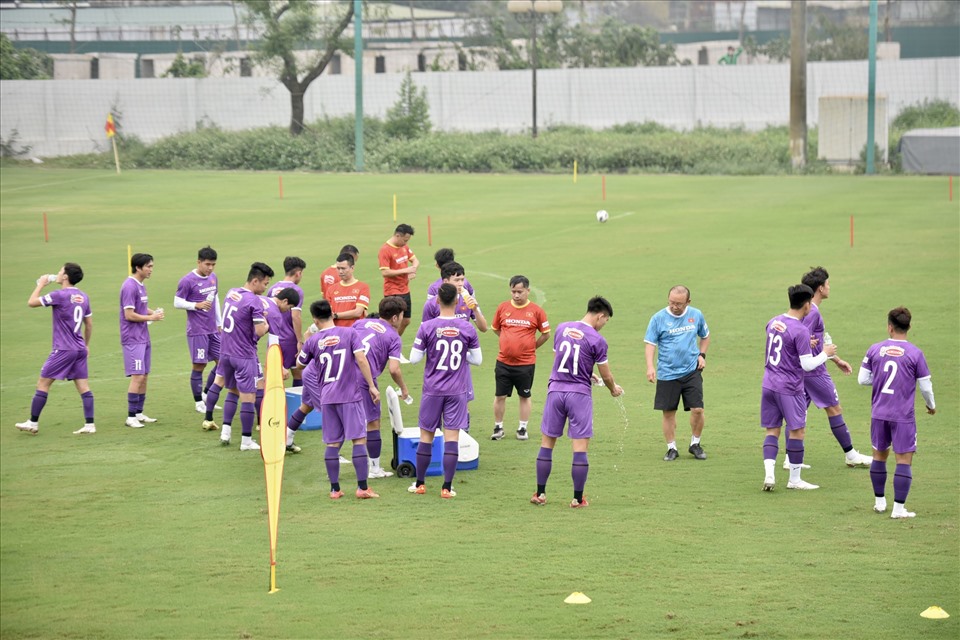 Chiều 15.3, đội tuyển Việt Nam đã bước vào buổi tập luyện đầu tiên nhằm hướng đến 2 lượt trận cuối cùng tại vòng loại thứ 3 World Cup 2022. So với bản danh sách triệu tập ban đầu, nhân sự đội tuyển có sự biến động lớn.