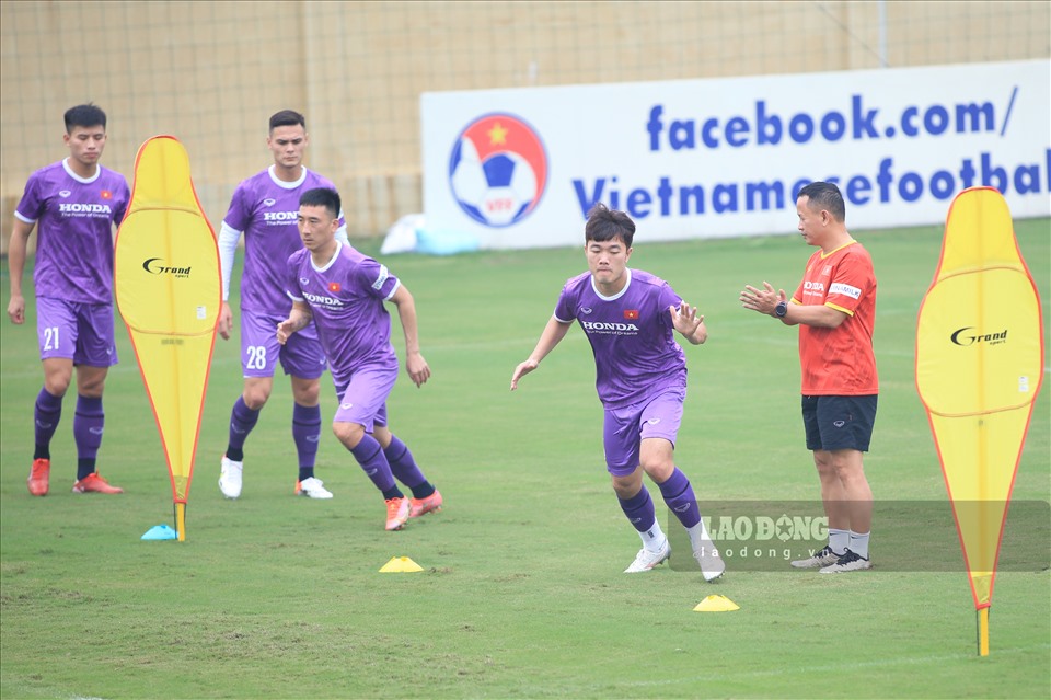 Ở buổi tập này, huấn luyện viên Park Hang-seo trực tiếp chỉ đạo các cầu thủ tập luyện. Theo ghi nhận, với tính cách nghiêm khắc huấn luyện viên người Hàn Quốc yêu cầu các cầu thủ tập luyện nghiêm khắc để tránh những chấn thương đáng tiếc.