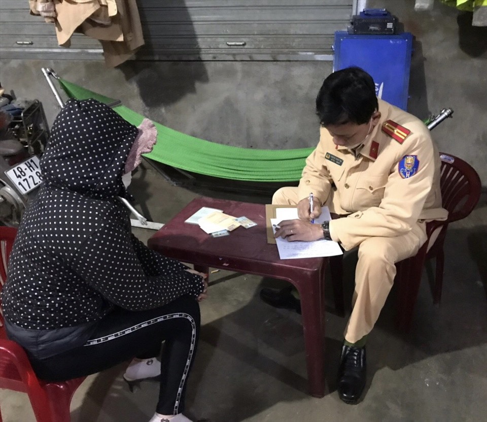 Cảnh sát giao thông Đắk Nông làm việc với đối tượng có hành vi vận chuyển thuốc lá nhập lậu. Ảnh: Minh Quỳnh