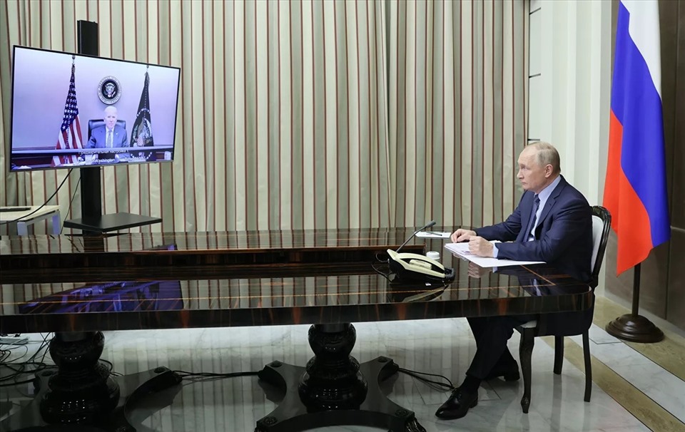 Tổng thống Nga Vladimir Putin hội đàm trực tuyến với Tổng thống Mỹ Joe Biden  ngày 7.12.2021. Ảnh: AFP