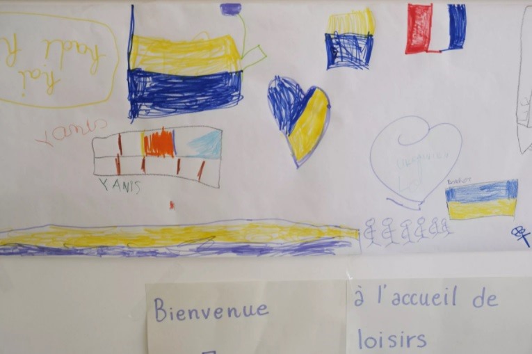 Trẻ em Pháp vẽ hình chào mừng trẻ tị nạn Ukraina tham gia lớp học. Ảnh chụp màn hình