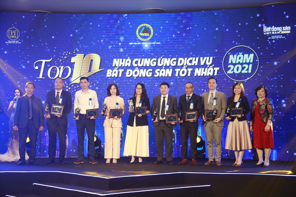 Ông Nguyễn Huy Hoàng - Đại diện Công ty cổ phần Tập đoàn Meey Land nhận giải thưởng tại sự kiện (đứng thứ tư từ phải sang). Ảnh: M.L.