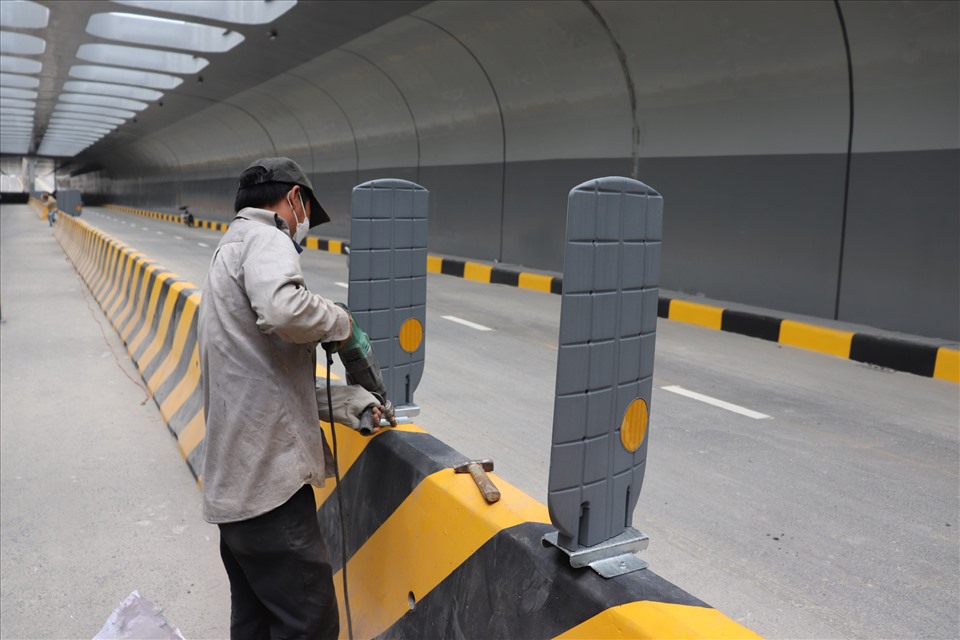 Đơn vị thi công đang dần hoàn thiện công trình để thông xe vào ngày 29.3 sắp đến. Ảnh: Nguyễn Linh