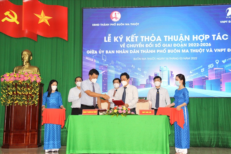 Đại diện UBND TP.Buôn Ma Thuột và VNPT Đắk Lắk ký thỏa thuận hợp tác. Ảnh: Bảo Trung