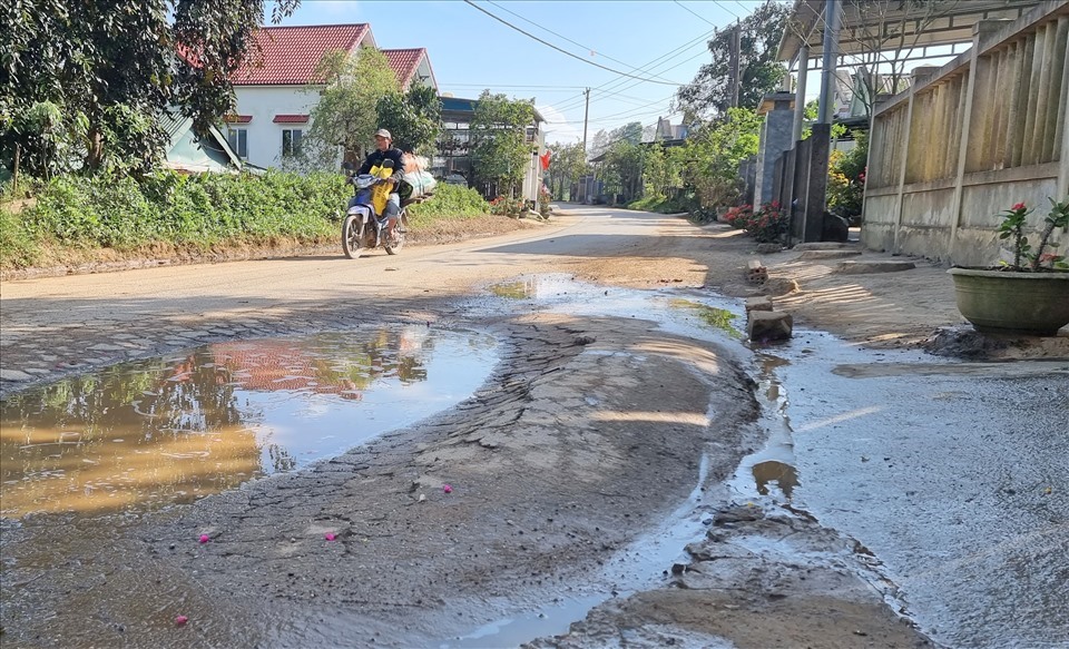 Đường rải nhựa nối từ Quốc lộ 9 vào thôn Tân Hữu bị hư hỏng do quá trình thi công dự án điện gió khi chưa được sửa chữa. Ảnh: Hưng Thơ.