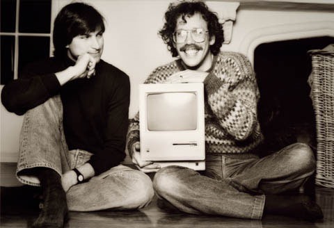 Steve Jobs và Bill Atkinson cùng chiếc máy tính quan trọng trong lịch sử. Ảnh: Norman Seiff