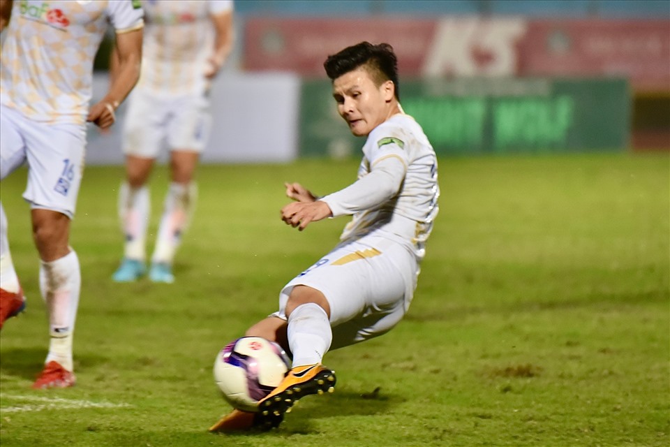 Quang Hải sút ghi bàn thắng cho đội Hà Nội FC. Ảnh: Thanh Vũ
