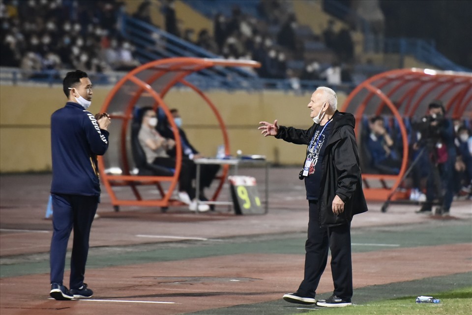 Huấn luyện viên Petrovic (phải) không thành lòng về phong độ các cầu thủ Thanh Hoá. Ảnh: Minh Hiếu