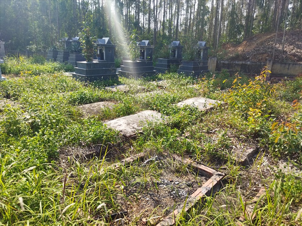 Hàng loạt các ngôi mộ giả tại nghĩa trang Núi Ngang.