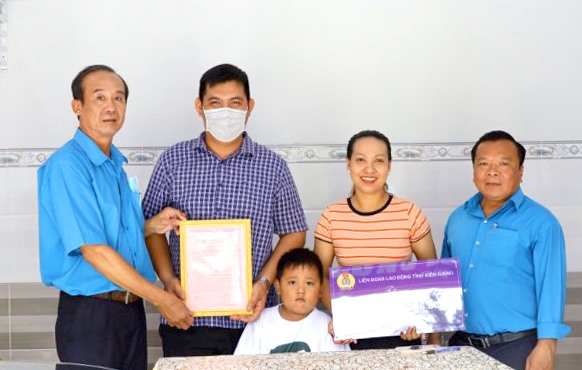 Phó Chủ tịch LĐLĐ tỉnh Kiên Giang Nguyễn Minh Dũng trao quyết định Mái ấm Công đoàn cho đoàn viên khó khăn nhà ở. Ảnh: LĐ