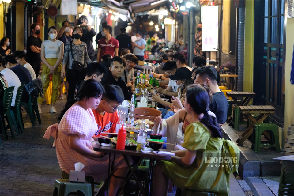 Gần 23h, nhiều cửa hàng trên phố Tạ Hiện vẫn chật kín khách.