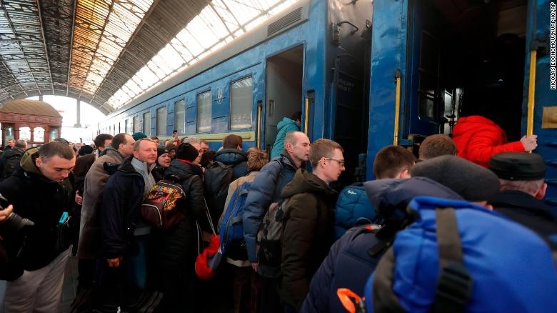 Hành khách lên tàu ở Lviv, Ukraina, ngày 15.3.2022. Ảnh: AP