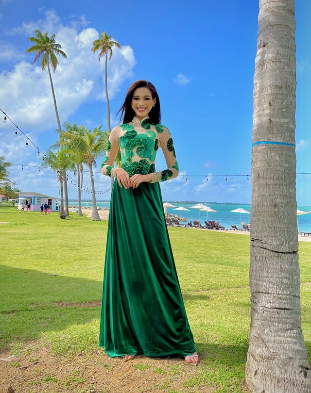 Là đại diện Việt Nam thi đấu tại Miss World năm nay, Đỗ Thị Hà tích cực diện những trang phục giúp quảng bá nét văn hoá truyền thống của quê nhà. Mới đây trong phần thi phỏng vấn kín, người đẹp đã mặc trang phục áo dài với hoạ tiết rau má, lấy cảm hứng từ vùng quê Thanh Hoá. Ảnh: NVCC.