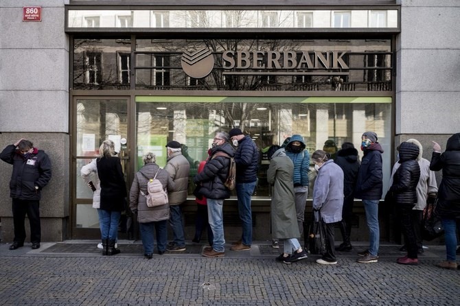 Người dân xếp hàng bên ngoài chi nhánh của ngân hàng quốc doanh Nga Sberbank ở Prague để rút tiền tiết kiệm và đóng tài khoản, trước khi Sberbank đóng cửa tất cả các chi nhánh tại Czech, ngày 25.2.2022. Ảnh: AFP