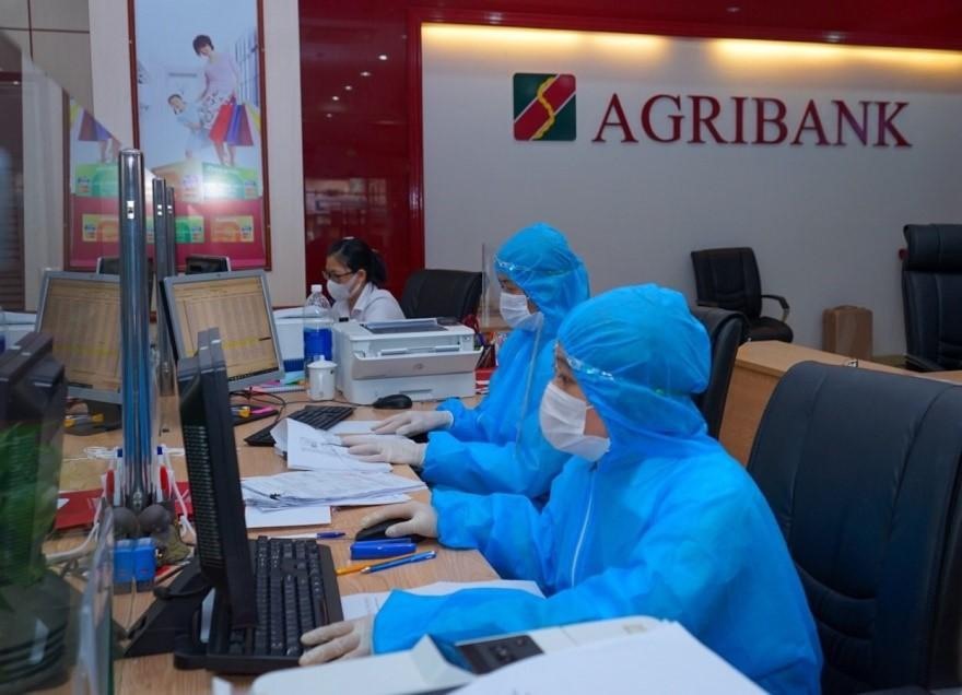 Agribank duy trì hoạt động thông suốt nhằm phục vụ khách hàng ngay trong những ngày cao điểm mùa dịch. Ảnh: N.H