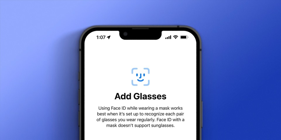 iOS 15.4 còn bổ sung tính năng mở khóa điện thoại khi đeo khẩu trăng bằng FaceID mà không cần Apple Watch. Ảnh: Apple