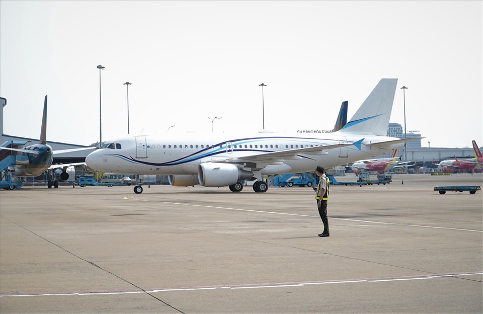 Gần 15h, chuyên cơ chở Tổng thống nước Cộng hòa Sierra Leone Julius Maada Bio và Phu nhân cùng Đoàn đại biểu cấp cao nước Cộng hòa Sierra Leone đáp xuống sân bay.