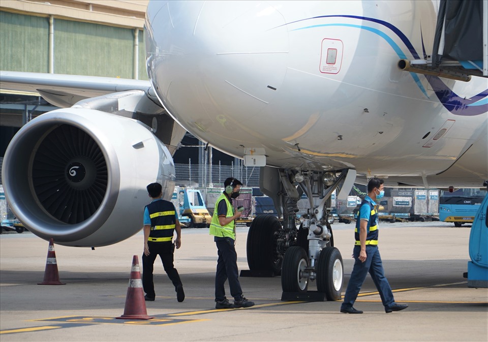 Gần 15h, chuyên cơ chở Tổng thống nước Cộng hòa Sierra Leone Julius Maada Bio và Phu nhân cùng Đoàn đại biểu cấp cao nước Cộng hòa Sierra Leone đáp xuống sân bay Tân Sơn Nhất.