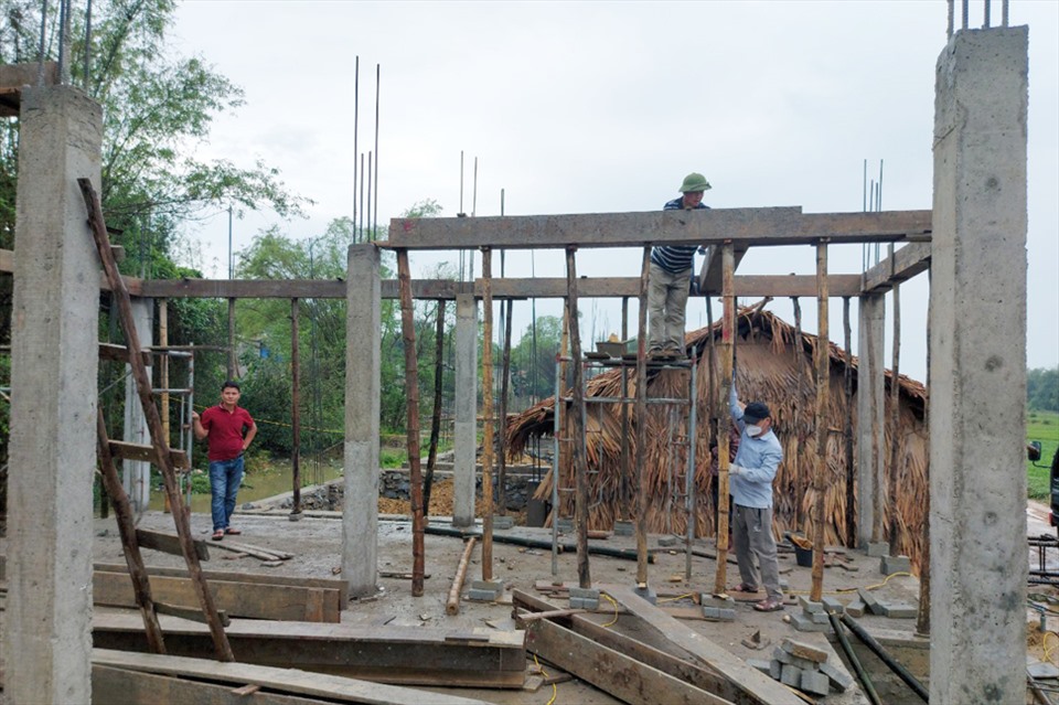 Đơn vị thi công đang tiến hành xây dựng 10 ngôi nhà đầu tiên trong số 24 ngôi nhà tái định cư từ nguồn xã hội hóa cho 24 hộ dân vạn chài thôn Tiền Phong. Ảnh: Trần Tuấn.