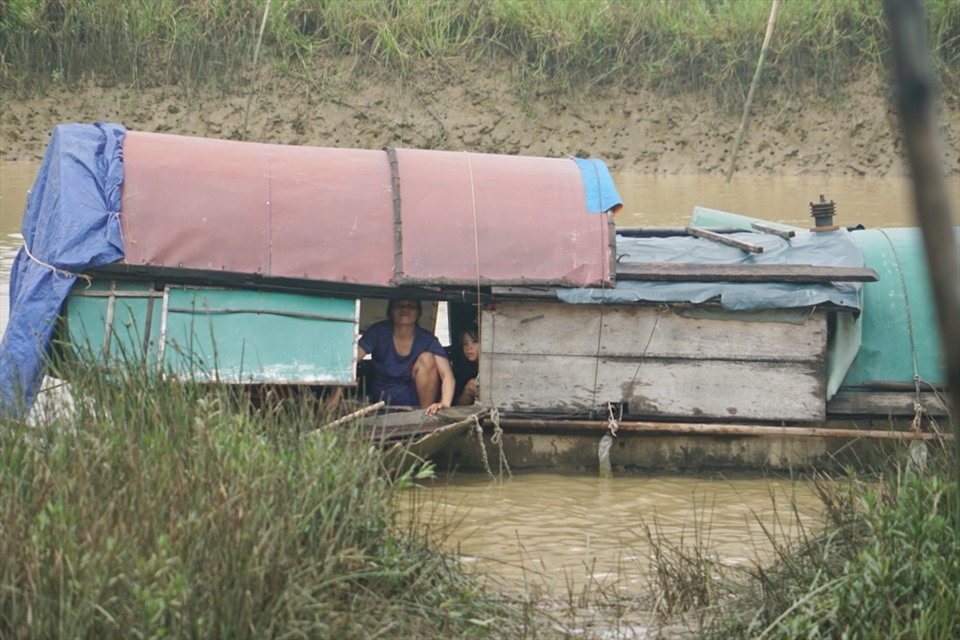 Cảnh sống lênh đênh thuyền cũng là nhà ở của một số hộ dân vạn chài thôn Tiền Phong lâu nay. Ảnh: TT.