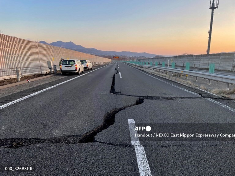 Trận động đất tạo ra nhiều vết nứt trên một con đường giữa Shinchi IC và Yamamoto IC thuộc tuyến cao tốc Joban ở Shinchi, tỉnh Fukushima.