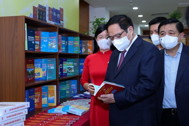 Thủ tướng Phạm Minh Chính thăm Phòng truyền thống của ngành thống kê - Ảnh: Nhật Bắc