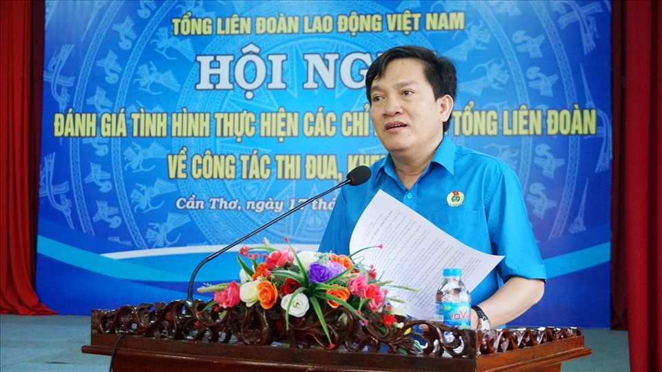 Ông Nguyễn Xuân Hùng - Chánh Văn phòng Tổng LĐLĐ Việt Nam - phát biểu tại hội nghị. Ảnh: Tạ Quang
