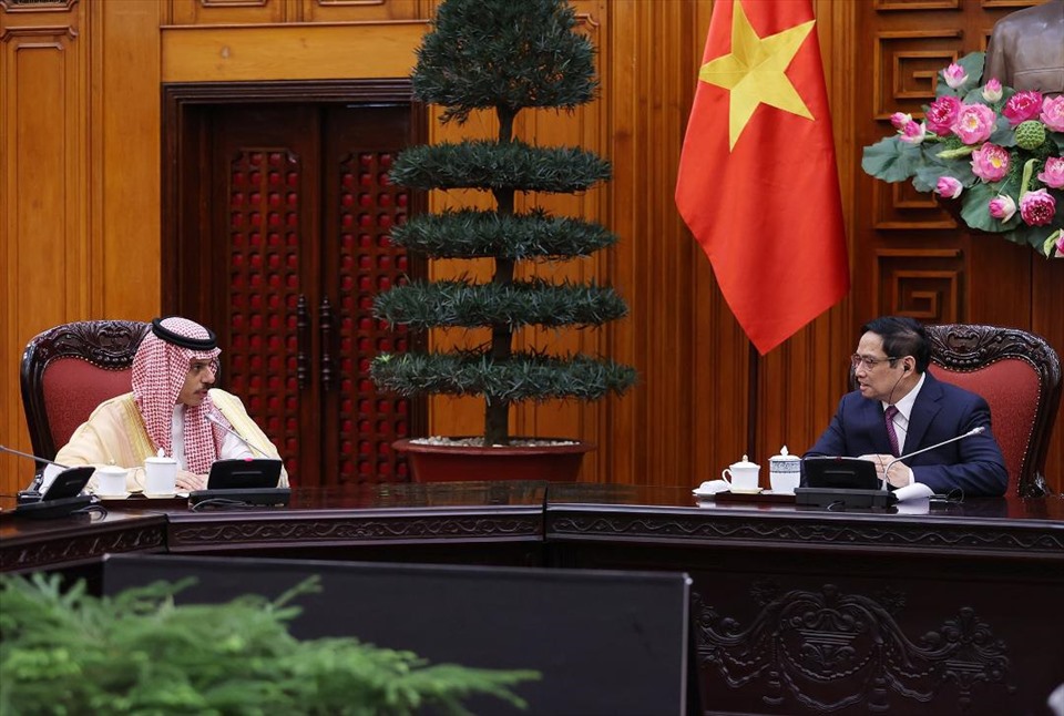 Thủ tướng Phạm Minh Chính tiếp Bộ trưởng Ngoại giao Saudi Arabia Hoàng thân Faisal Bin Farhan Al Saud. Ảnh: BNG
