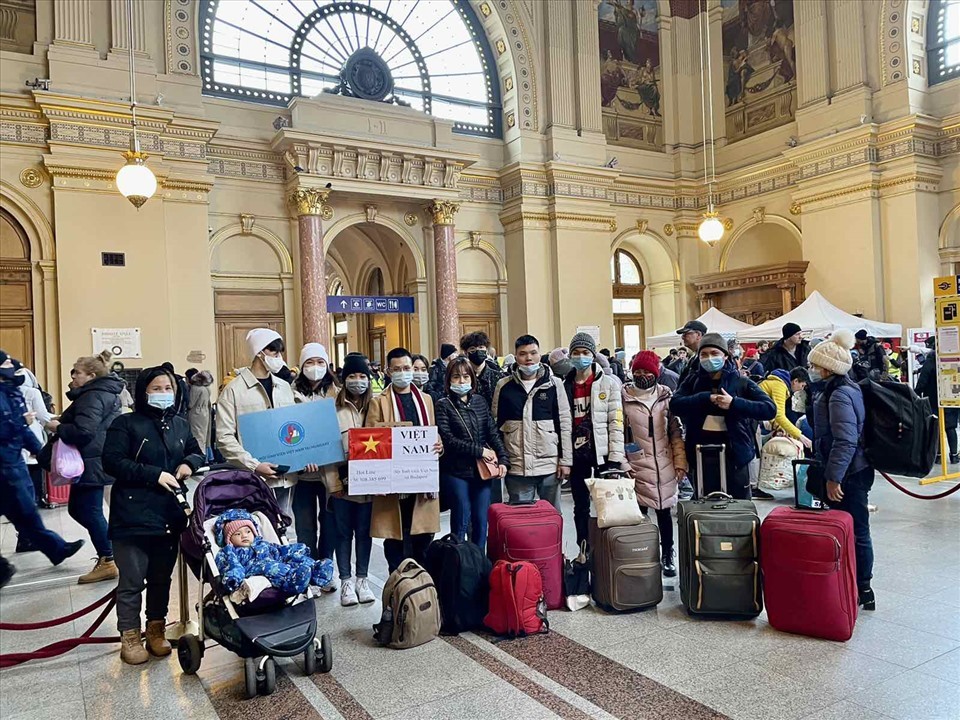 Công dân Việt Nam sơ tán từ Ukraina sang Hungary được Đại sứ quán và cộng đồng tại Hungary đón ngày 5.3. Ảnh minh họa. Ảnh: Bộ Ngoại giao