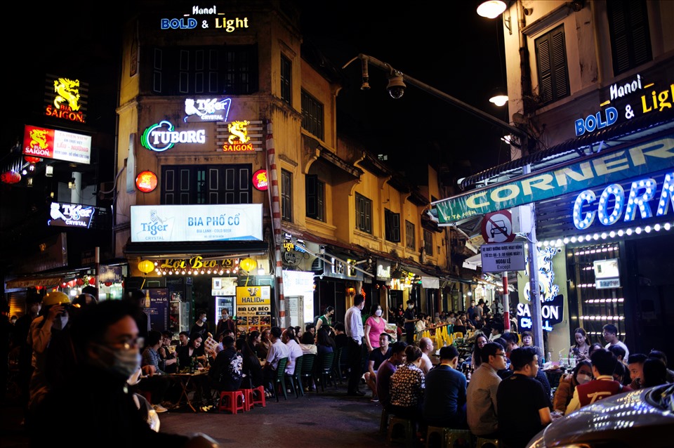 Tại khu vực “ ngã 4 quốc tế” đông vui, nhộn nhịp sau khi Hà Nội cho phép các cơ sở kinh doanh dịch vụ, nhà hàng, quán ăn ăn uống được phép hoạt động bình thường trở lại. Ảnh: ST.