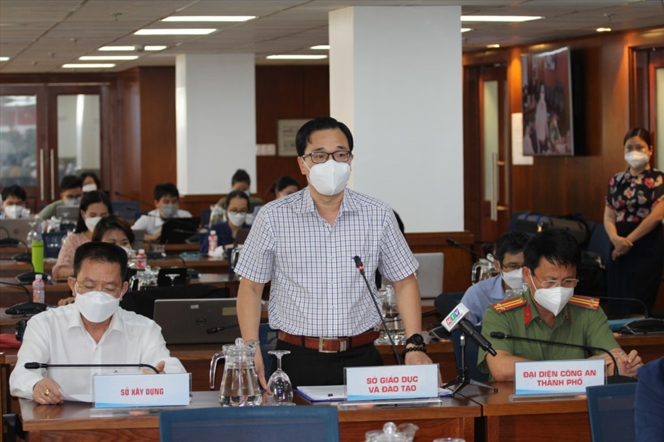 Ông Trịnh Duy Trọng – Trưởng phòng Chính trị Tư tưởng Sở GDĐT TPHCM thông tin tại họp báo chiều 17.3. Ảnh: MQ
