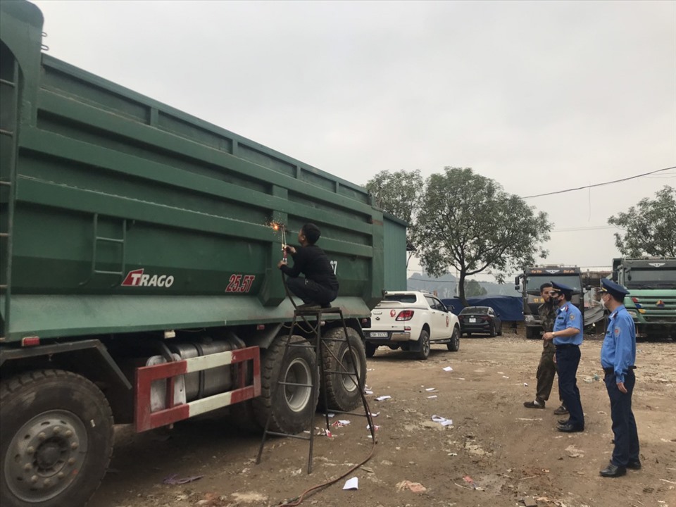 Lực lượng Thanh tra giao thông Ninh Bình giám sát việc cắt bỏ thành thùng đối với các phương tiện vi phạm. Ảnh: NT