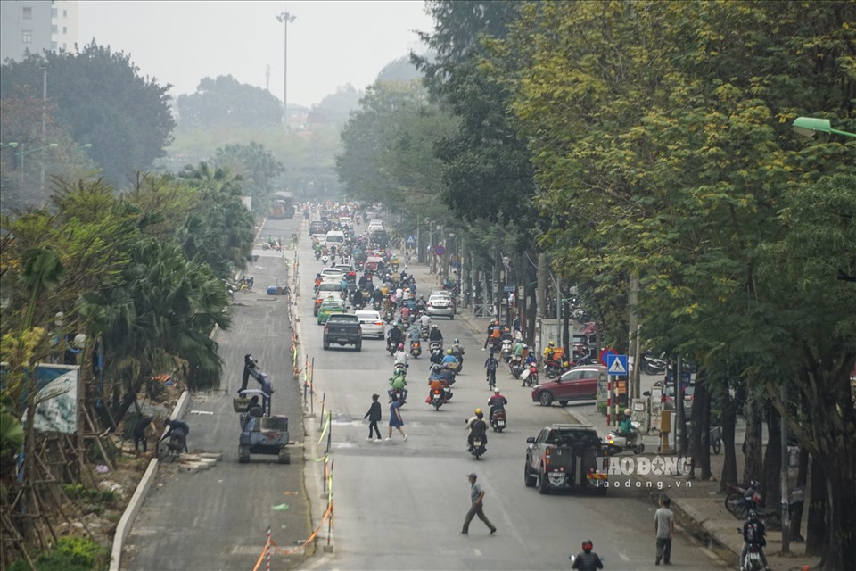 Cụ thể, trên đường Hoàng Quốc Việt hiện chỉ có đoạn từ Bưởi đến cầu vượt Nguyễn Văn Huyên (dài khoảng 700m) được mở rộng và đơn vị thi công đang thảm nhựa hai bên.