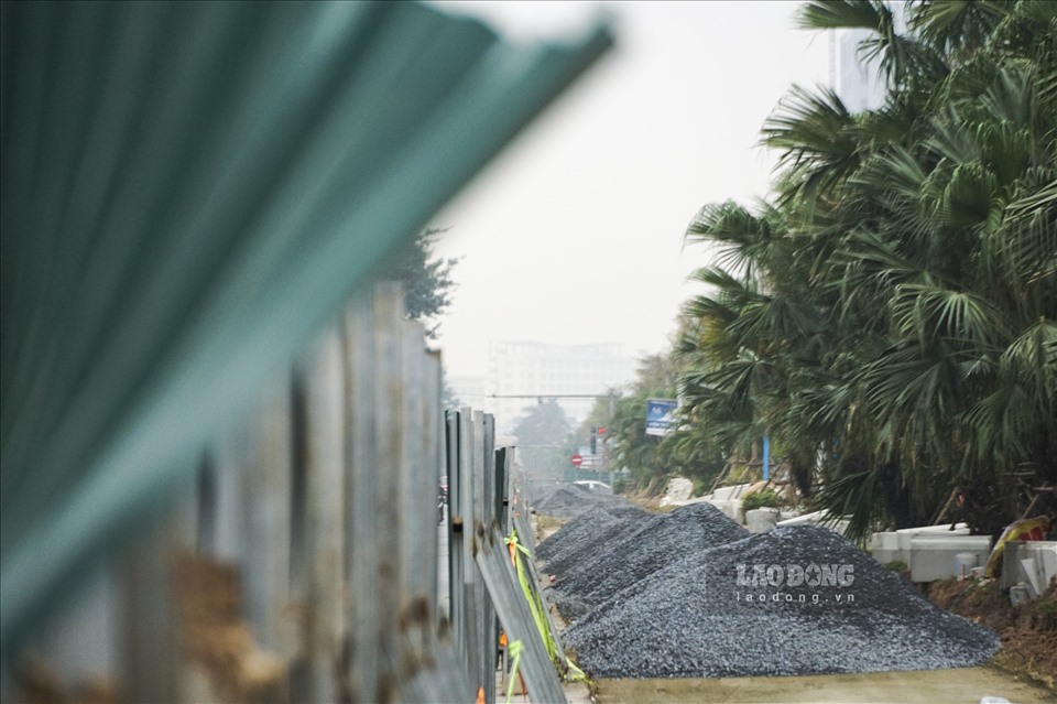 Ngày 17.3, theo ghi nhận của PV tại dự án điều chỉnh, xén dải phân cách mở rộng đường Hoàng Quốc Việt do Ban Duy tu các công trình hạ tầng giao thông (Sở Giao thông Vận tải Hà Nội), nhiều khu vực thuộc dự án vẫn ngổn ngang vật liệu xây dựng, có đoạn vẫn quây rào chưa thực hiện xén dải phân cách.
