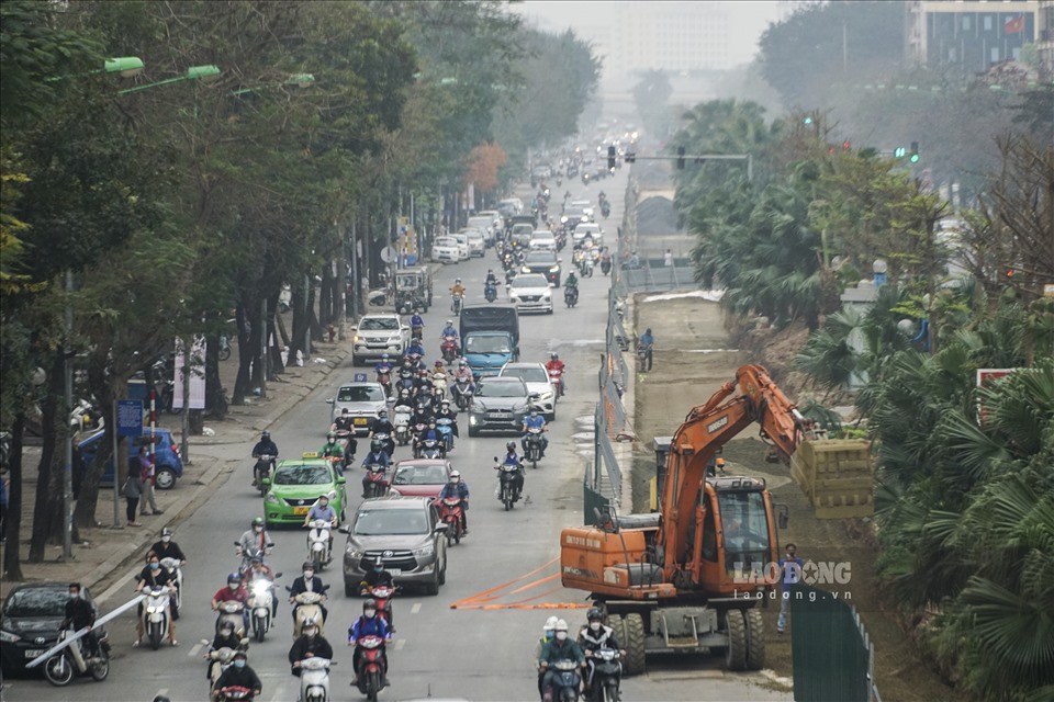 Đường Hoàng Quốc Việt dài khoảng 2,4 km, từ nút giao Bưởi (Vành đai 2) đến nút giao Phạm Văn Đồng (Vành đai 3). Dải phân cách giữa đường Hoàng Quốc Việt hiện rộng từ 9 đến 12 m. Sau khi xén mở rộng dải phân cách giữa còn 4,4 m, đường được mở rộng mỗi bên thêm từ 2,3 đến 4,3 m đảm bảo từ 6 lên 8 làn xe. Tổng mức đầu tư dự án hơn 25,6 tỉ đồng.