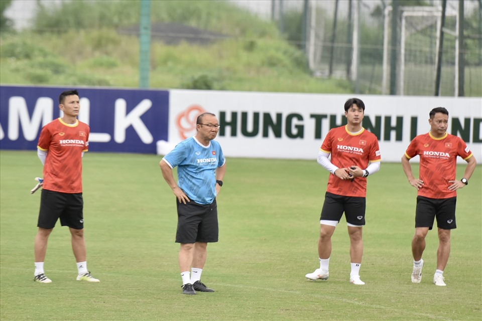 Huấn luyện viên Park Hang-seo và ban huấn luyện đội tuyển Việt Nam đang nín thở trước tình hình nhân sự của đội. Sau 2 ca dương tính trong ngày 17.3, không loại trừ khả năng đội tuyển sẽ ghi nhận thêm các ca mắc mới trong thời gian tới.