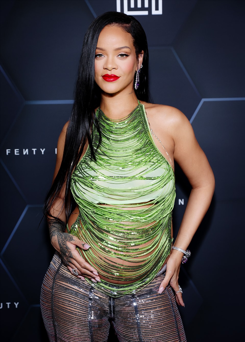 Rihanna nổi bật với trang phục bà bầu sexy, thời thượng. Ảnh: AFP