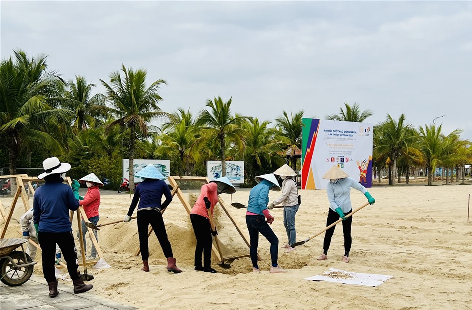 Hiện, Tuần Châu đang khẩn trương đầu tư, san gạt, sàng lọc cát tại các bãi thi đấu, chuẩn bị tích cực cho giải đấu. Ảnh: CTV