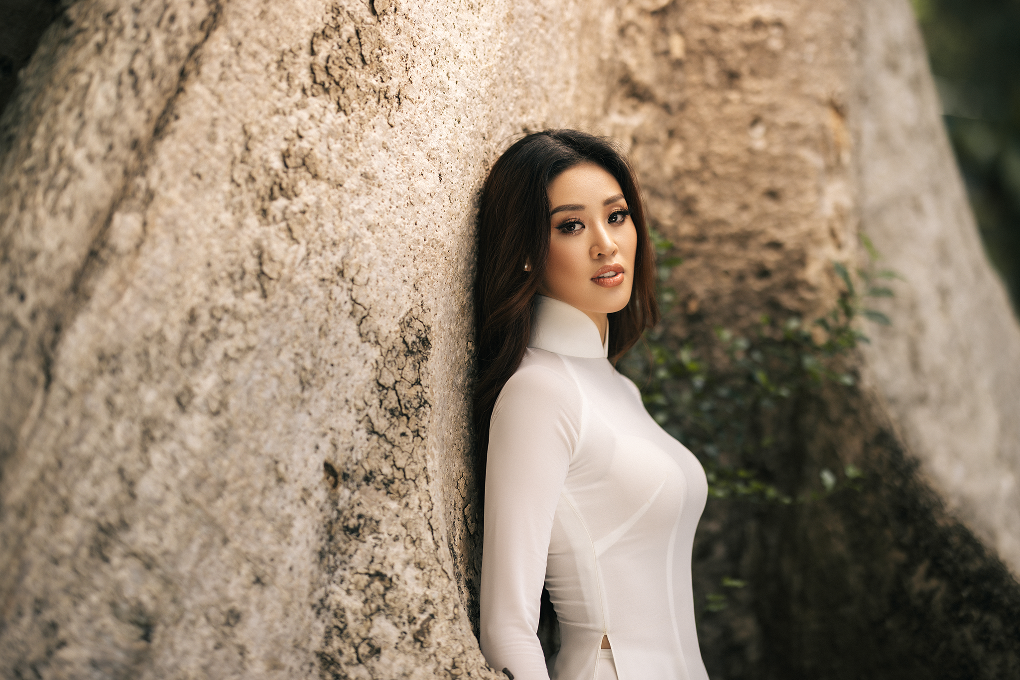 Hoa hậu Khánh Vân khoe vóc dáng chuẩn trong tà áo dài trắng