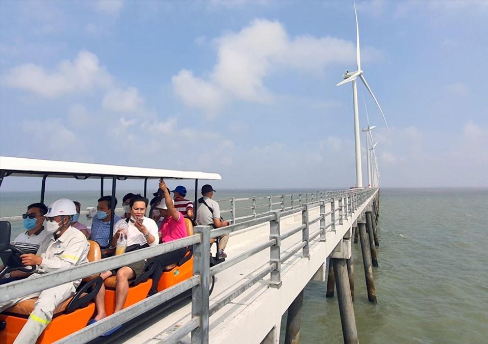 Du lịch điện gió, một sản phẩm du lịch mới tại ĐBSCL. Ảnh: Nhật Hồ
