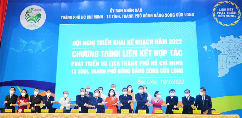 Thành phố Hồ Chí Minh cùng 13 tỉnh ĐBSCL ký kết chương trình hợp tác du lịch năm từ đây đến năm 2025. Ảnh: Nhật Hồ