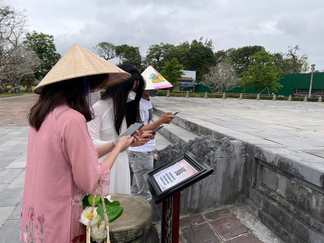 Quét mã QR, tham quan điện Thái Hòa qua du lịch thực tế ảo.