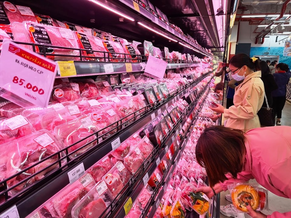 Giá thịt lợn tại chợ và siêu thị tương đối ổn định, nhưng vẫn cao so với giá lợn hơi. Ảnh: Vũ Long