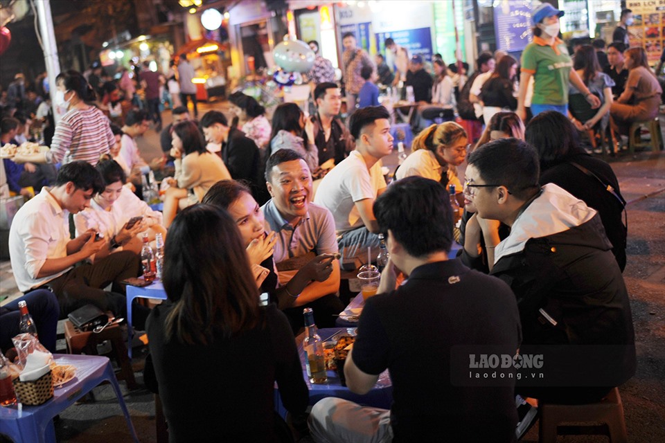 Hà Nội đã bãi bỏ quy định hàng quán phải đóng của trước 21h. Theo ghi nhận khu vực “ngã 4 quốc tế” thu hút lượng lớn người dân và du khách đến ăn uống và vui chơi.