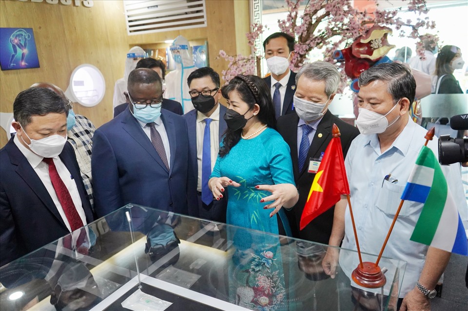 Tổng thống nước Cộng hòa Sierra Leone Julius Maada Bio cùng Đoàn đại biểu cấp cao nước Cộng hòa Sierra Leone tham quan khu vực showroom trưng bày các sản phẩm y tế của công ty.